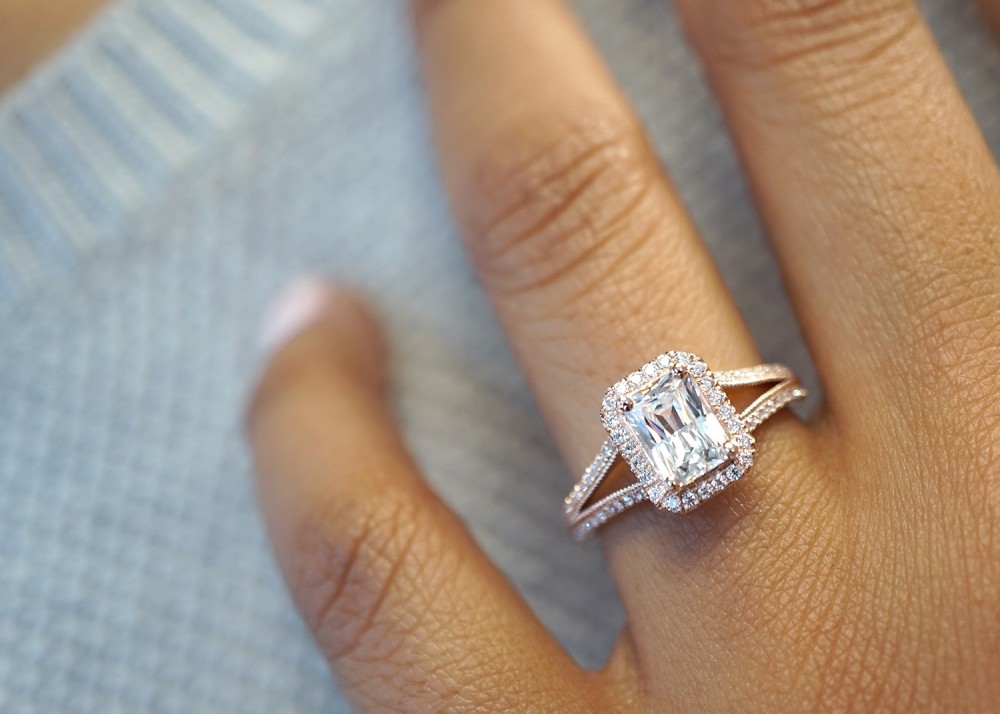 How to Take the Perfect Ring Selfie - Image