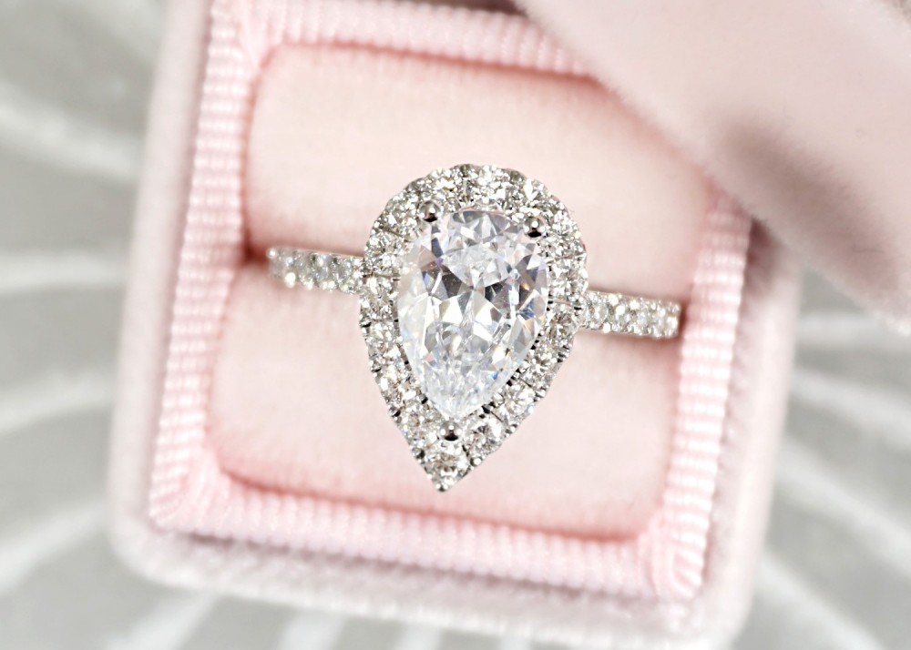 Pear-Shaped Engagement Rings